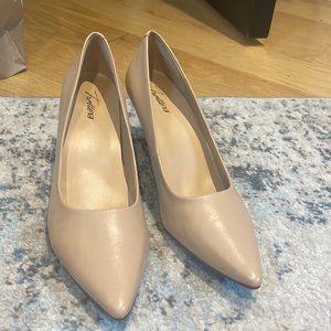 Trotters Nude Heels | Size 11